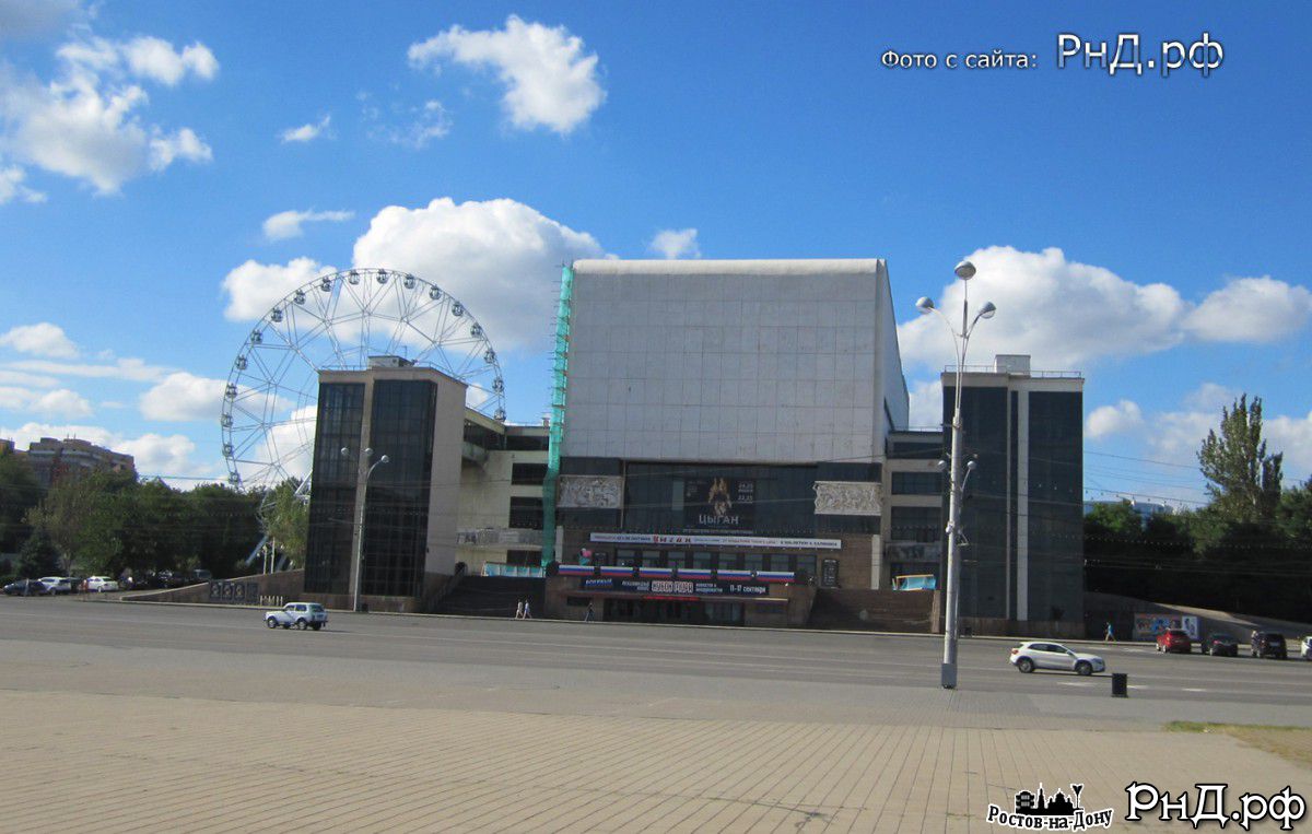 Здание театра в форме трактора
